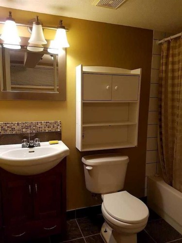 7539 Hunterview Drive Nw, Calgary, AB - Indoor Photo Showing Bathroom