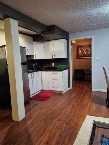 7539 Hunterview Drive Nw, Calgary, AB - Indoor Photo Showing Kitchen