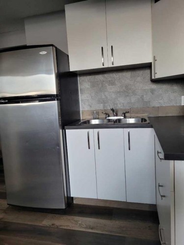 7539 Hunterview Drive Nw, Calgary, AB - Indoor Photo Showing Kitchen With Double Sink