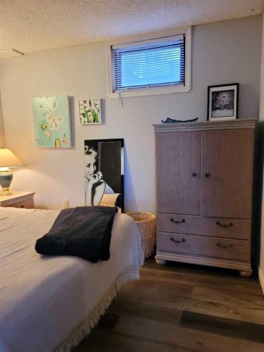 7539 Hunterview Drive Nw, Calgary, AB - Indoor Photo Showing Bedroom