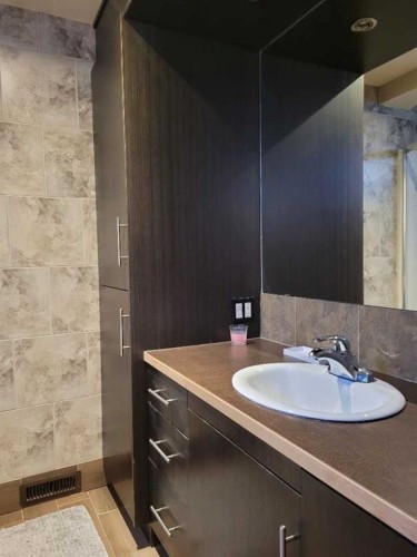 7539 Hunterview Drive Nw, Calgary, AB - Indoor Photo Showing Bathroom