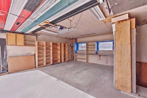 7539 Hunterview Drive Nw, Calgary, AB - Indoor Photo Showing Garage