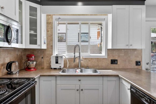7539 Hunterview Drive Nw, Calgary, AB - Indoor Photo Showing Kitchen With Double Sink