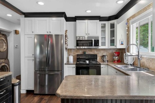 7539 Hunterview Drive Nw, Calgary, AB - Indoor Photo Showing Kitchen With Double Sink