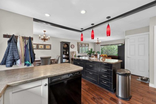 7539 Hunterview Drive Nw, Calgary, AB - Indoor Photo Showing Kitchen