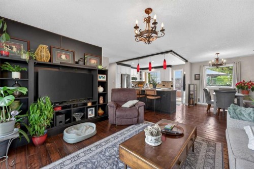 7539 Hunterview Drive Nw, Calgary, AB - Indoor Photo Showing Living Room