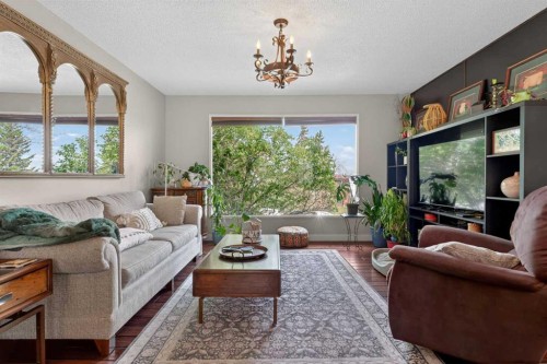 7539 Hunterview Drive Nw, Calgary, AB - Indoor Photo Showing Living Room