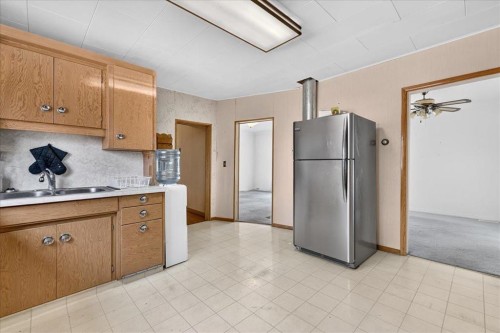 1322 23 Street, Didsbury, AB - Indoor Photo Showing Kitchen With Double Sink