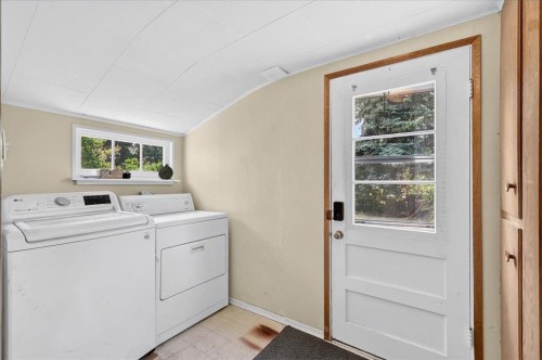 1322 23 Street, Didsbury, AB - Indoor Photo Showing Laundry Room