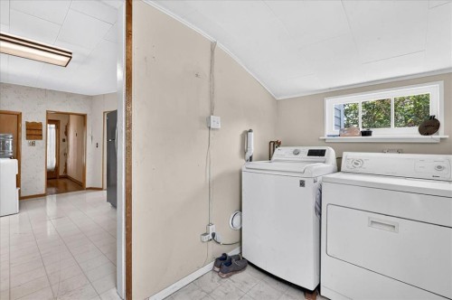1322 23 Street, Didsbury, AB - Indoor Photo Showing Laundry Room