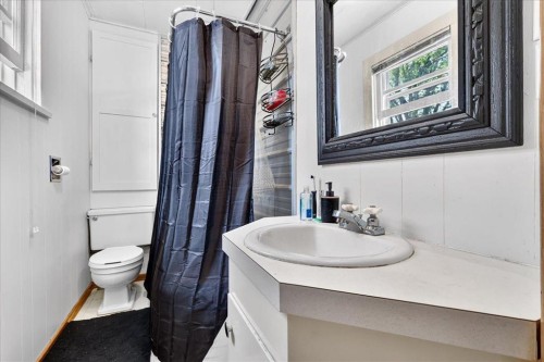1322 23 Street, Didsbury, AB - Indoor Photo Showing Bathroom