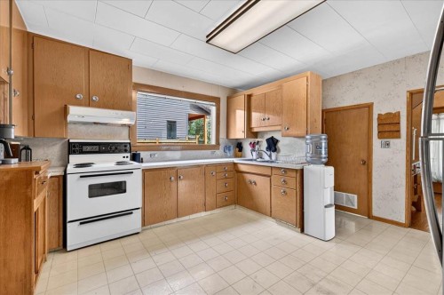 1322 23 Street, Didsbury, AB - Indoor Photo Showing Kitchen