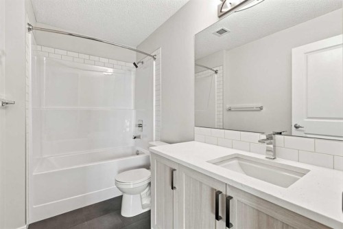 2306-33 Carringham Gate Nw, Calgary, AB - Indoor Photo Showing Bathroom