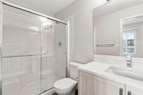 2306-33 Carringham Gate Nw, Calgary, AB - Indoor Photo Showing Bathroom