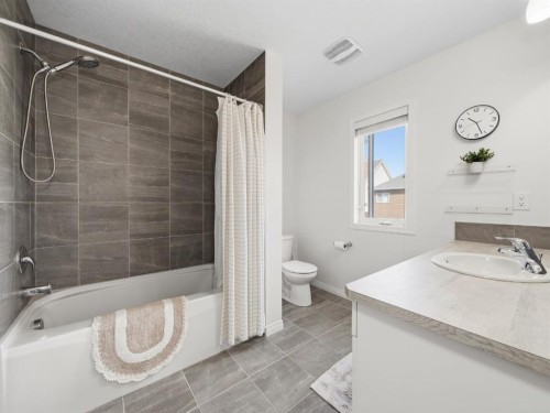 414 Windrow Common Sw, Airdrie, AB - Indoor Photo Showing Bathroom