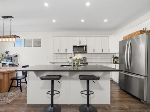 414 Windrow Common Sw, Airdrie, AB - Indoor Photo Showing Kitchen With Stainless Steel Kitchen With Upgraded Kitchen