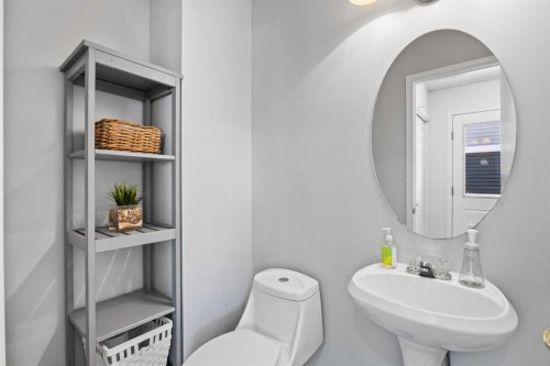690 Regal Park Ne, Calgary, AB - Indoor Photo Showing Bathroom