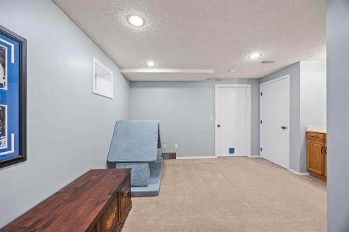 690 Regal Park Ne, Calgary, AB - Indoor