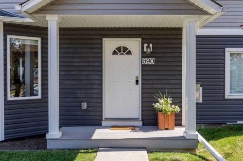 690 Regal Park Ne, Calgary, AB - Outdoor With Exterior