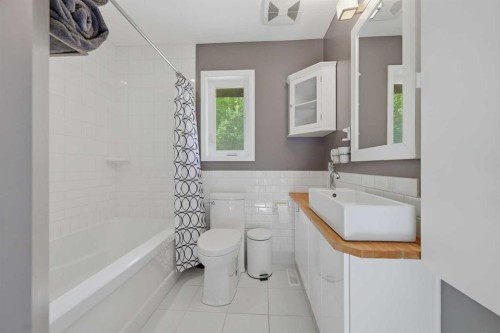 111 Coachwood Crescent Sw, Calgary, AB - Indoor Photo Showing Bathroom