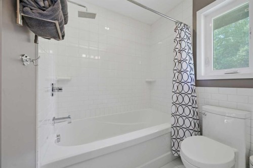 111 Coachwood Crescent Sw, Calgary, AB - Indoor Photo Showing Bathroom