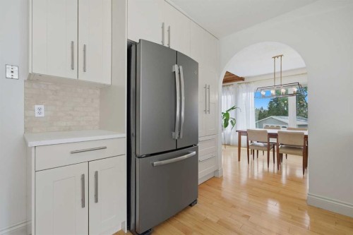 111 Coachwood Crescent Sw, Calgary, AB - Indoor Photo Showing Kitchen