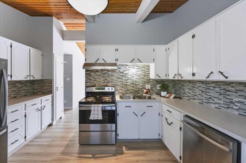 10827 Brae Road Sw, Calgary, AB - Indoor Photo Showing Kitchen