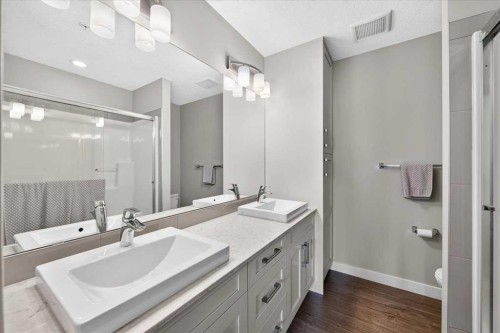310-10 Walgrove Se, Calgary, AB - Indoor Photo Showing Bathroom