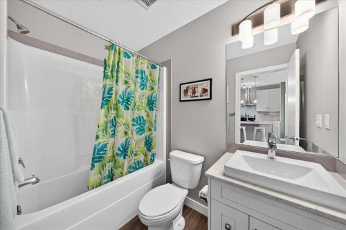 310-10 Walgrove Se, Calgary, AB - Indoor Photo Showing Bathroom