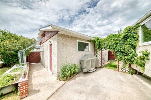 42 Rundlelawn Close Ne, Calgary, AB - Outdoor With Exterior