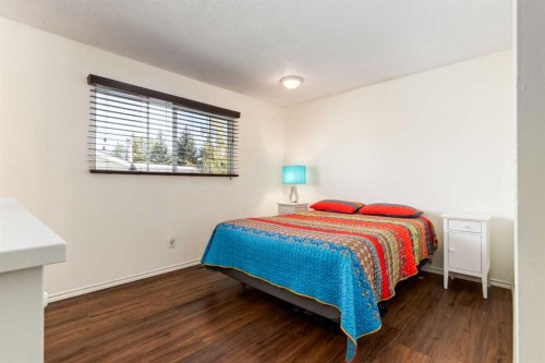 2512 106 Avenue Sw, Calgary, AB - Indoor Photo Showing Bedroom
