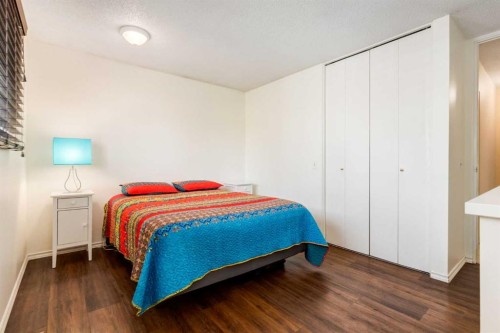 2512 106 Avenue Sw, Calgary, AB - Indoor Photo Showing Bedroom