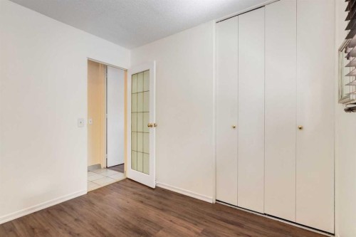 2512 106 Avenue Sw, Calgary, AB - Indoor Photo Showing Other Room