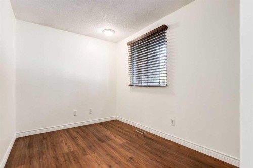 2512 106 Avenue Sw, Calgary, AB - Indoor Photo Showing Other Room