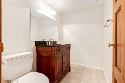 2512 106 Avenue Sw, Calgary, AB - Indoor Photo Showing Bathroom