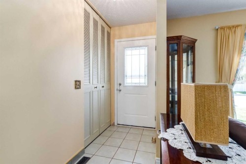 2512 106 Avenue Sw, Calgary, AB - Indoor Photo Showing Other Room
