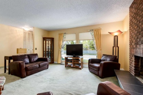 2512 106 Avenue Sw, Calgary, AB - Indoor Photo Showing Living Room