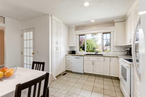 2512 106 Avenue Sw, Calgary, AB - Indoor