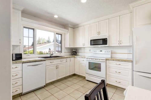 2512 106 Avenue Sw, Calgary, AB - Indoor Photo Showing Kitchen