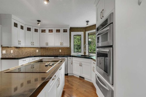 35 Strasbourg Bay Sw, Calgary, AB - Indoor Photo Showing Kitchen With Upgraded Kitchen