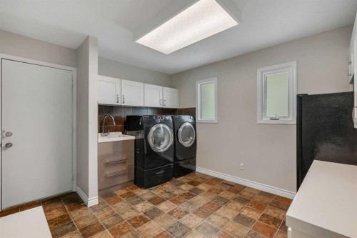 35 Strasbourg Bay Sw, Calgary, AB - Indoor Photo Showing Laundry Room