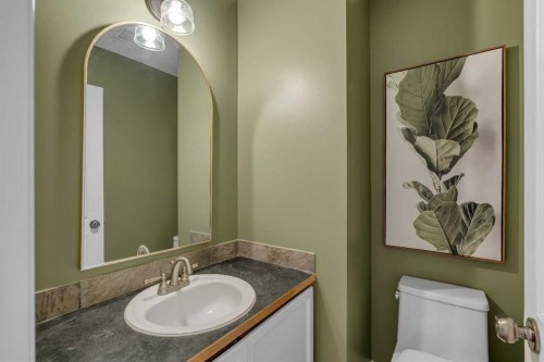 35 Strasbourg Bay Sw, Calgary, AB - Indoor Photo Showing Bathroom