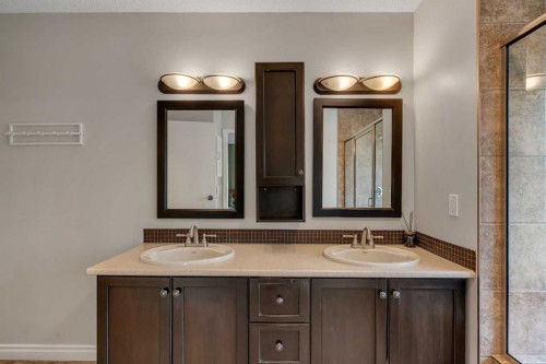 35 Strasbourg Bay Sw, Calgary, AB - Indoor Photo Showing Bathroom