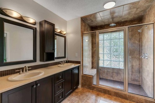 35 Strasbourg Bay Sw, Calgary, AB - Indoor Photo Showing Bathroom