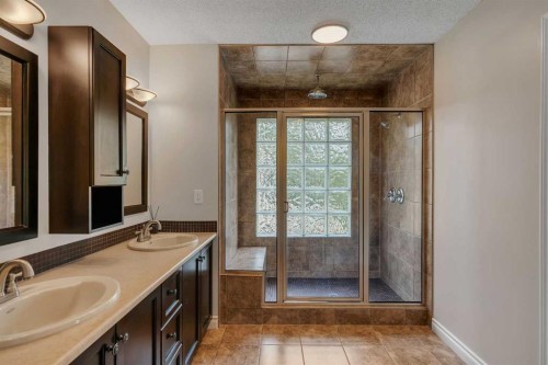 35 Strasbourg Bay Sw, Calgary, AB - Indoor Photo Showing Bathroom
