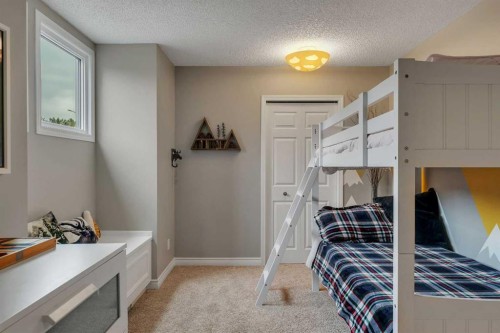 35 Strasbourg Bay Sw, Calgary, AB - Indoor Photo Showing Bedroom