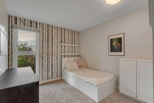 35 Strasbourg Bay Sw, Calgary, AB - Indoor Photo Showing Bedroom