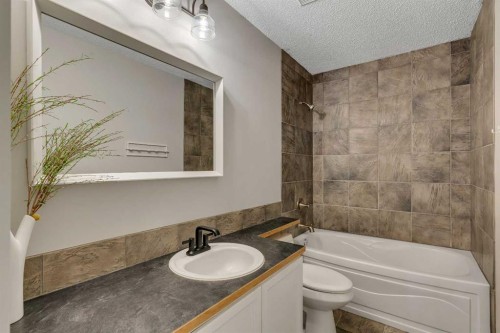 35 Strasbourg Bay Sw, Calgary, AB - Indoor Photo Showing Bathroom