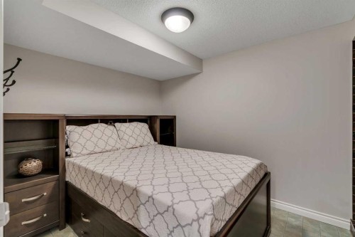 35 Strasbourg Bay Sw, Calgary, AB - Indoor Photo Showing Bedroom