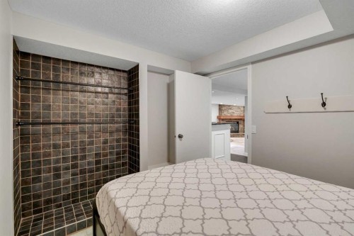 35 Strasbourg Bay Sw, Calgary, AB - Indoor Photo Showing Bedroom